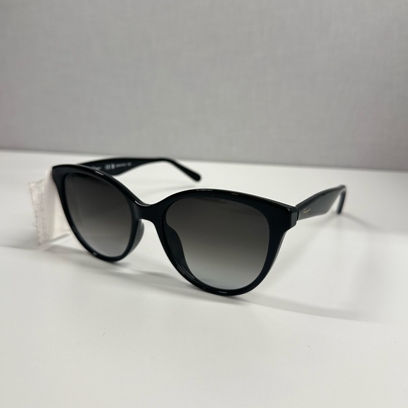 ???Authentic New Salvatore Ferragamo Cat Eye Black Sunglasses display picture 1